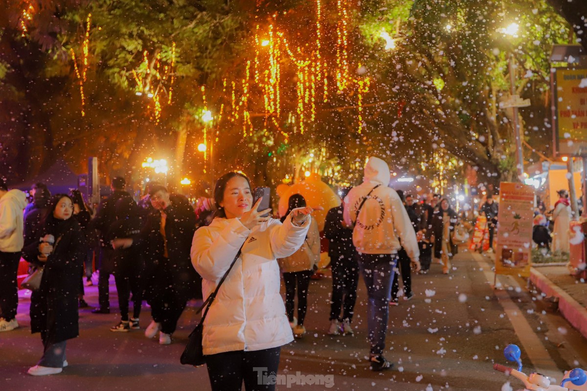 Nguoi dan Ha Noi ngam tuyet roi don Giang sinh tren pho di bo-Hinh-4