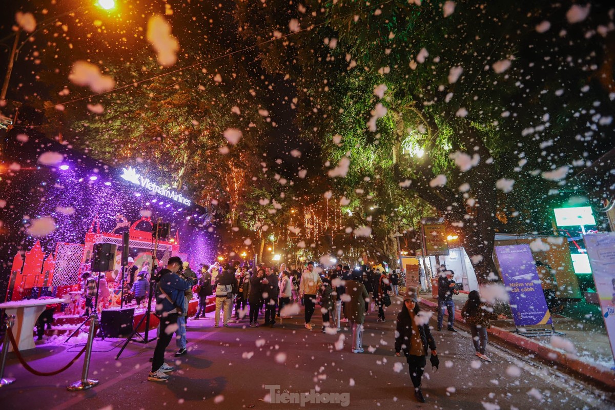 Nguoi dan Ha Noi ngam tuyet roi don Giang sinh tren pho di bo-Hinh-5