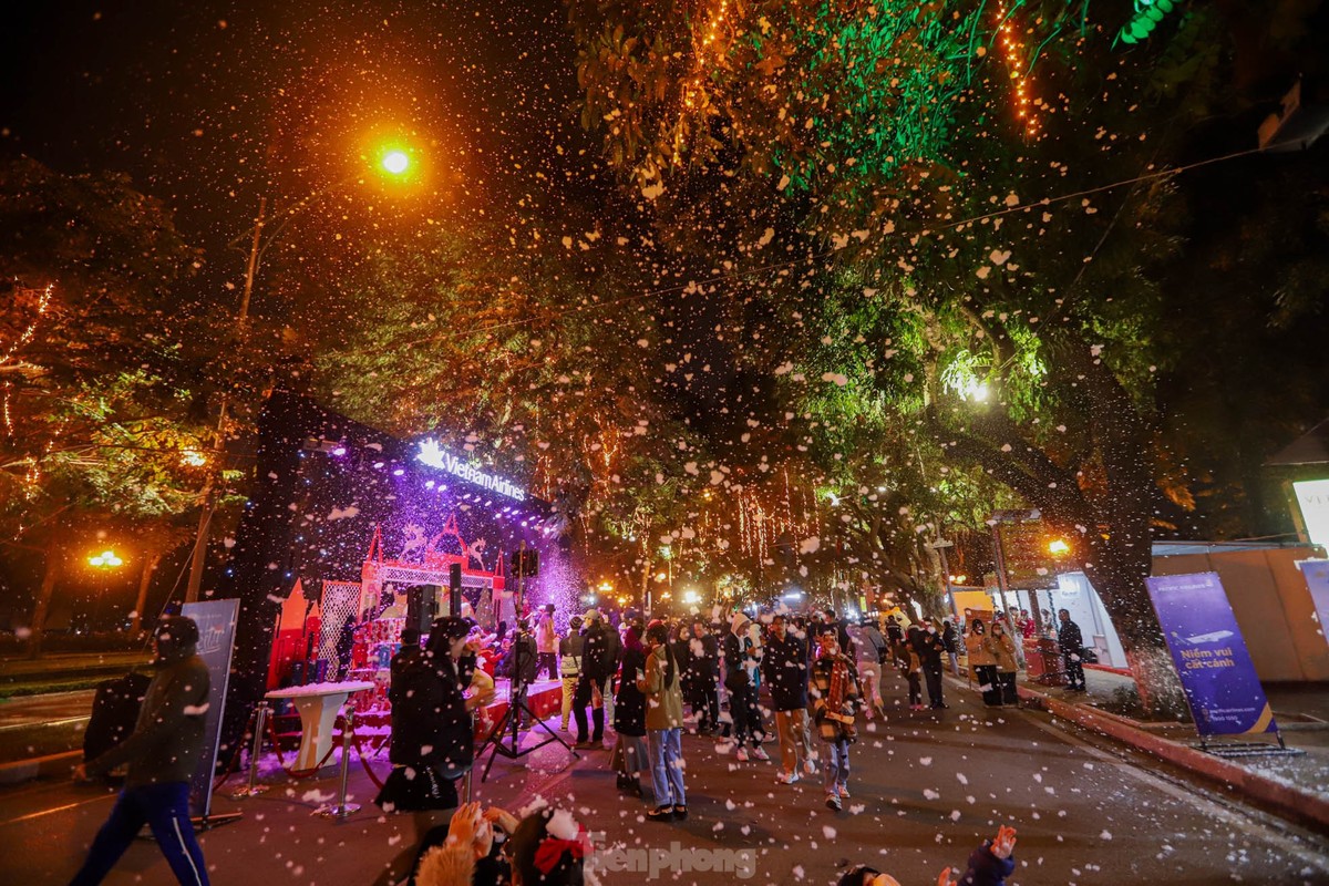 Nguoi dan Ha Noi ngam tuyet roi don Giang sinh tren pho di bo