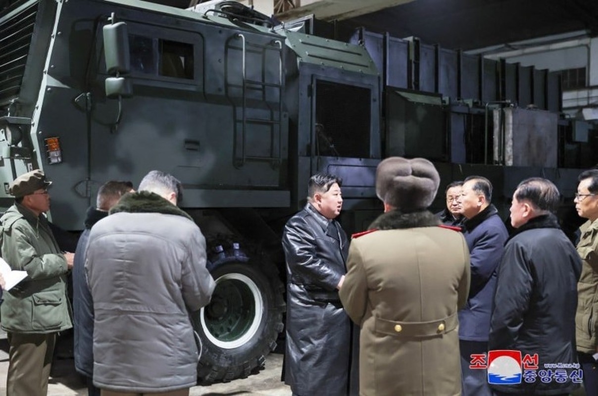 Ong Kim Jong Un thi sat cac nha may san xuat vu khi cuc lon-Hinh-10