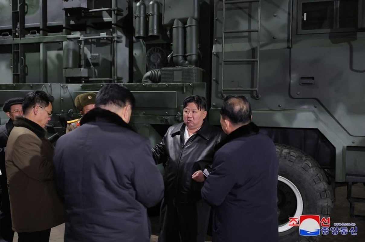 Ong Kim Jong Un thi sat cac nha may san xuat vu khi cuc lon-Hinh-3