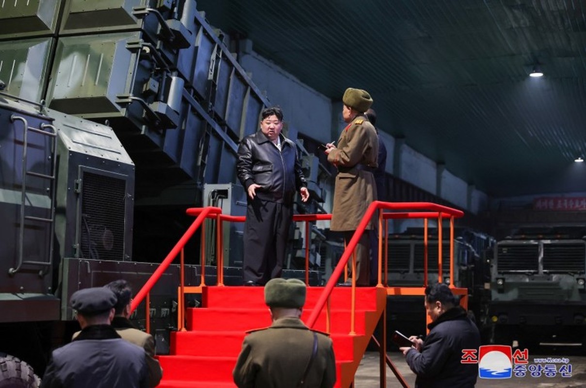 Ong Kim Jong Un thi sat cac nha may san xuat vu khi cuc lon-Hinh-5