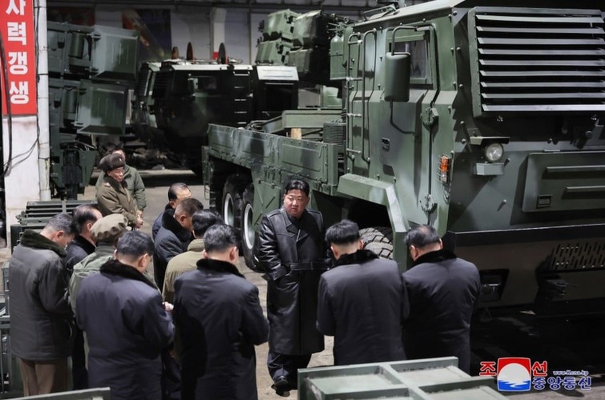 Ong Kim Jong Un thi sat cac nha may san xuat vu khi cuc lon-Hinh-9
