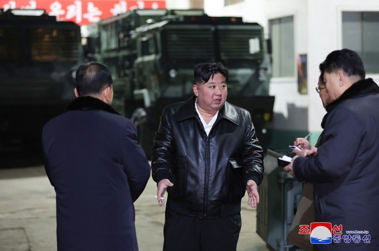 Ong Kim Jong Un thi sat cac nha may san xuat vu khi cuc lon