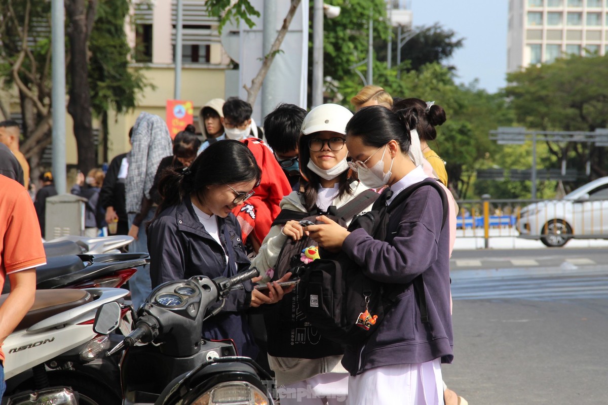 Khan gia doi nang xep hang mua ve xem 