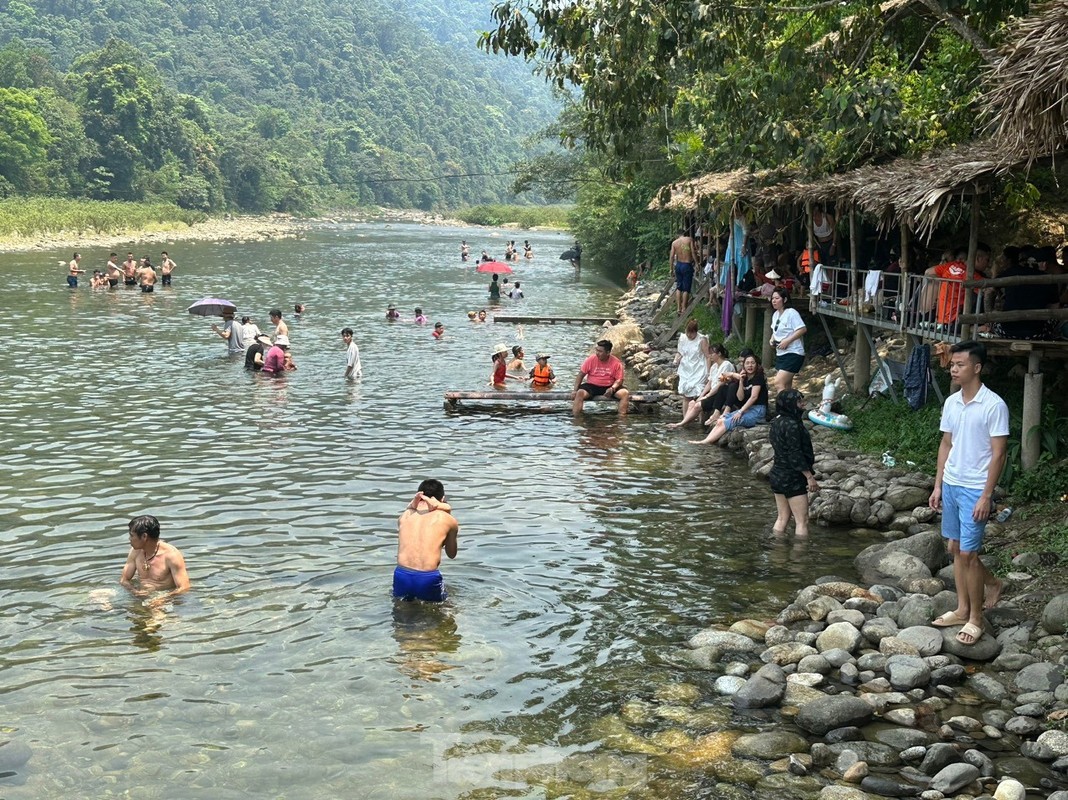 Nguoi dan Ha Tinh keo nhau len nui tam suoi giai nhiet-Hinh-9