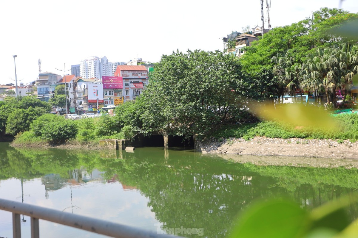 View - 	Nước sông Tô Lịch bỗng chuyển màu xanh nên thơ, trữ tình