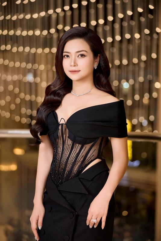 Meritorious Artist Kieu Anh rarely wears a bikini, showing off her beautiful body at the age of 43 - Photo 9