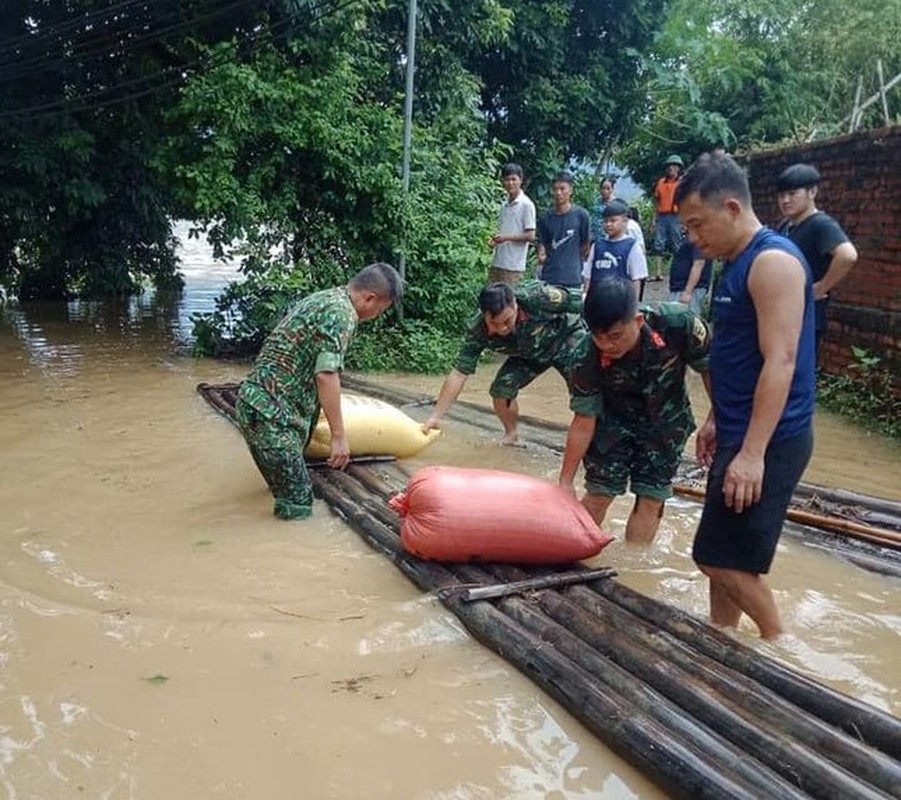 Mua lon keo dai, bo doi, cong an dam minh giup dan chay lu-Hinh-11