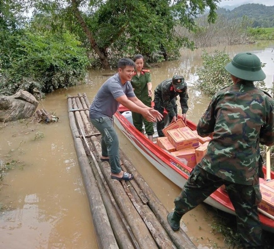 View - 	Mưa lớn kéo dài Bộ đội công an dầm mình giúp dân chạy lũ