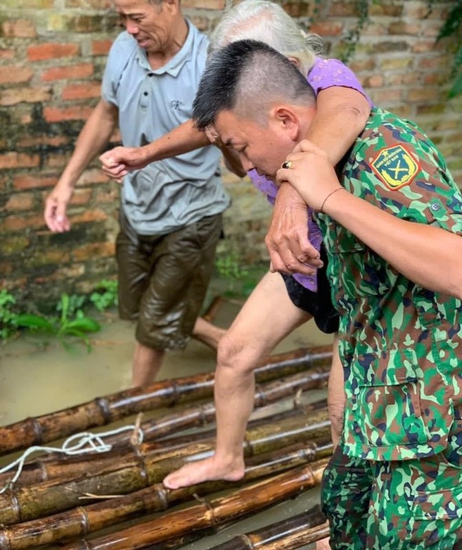 View - 	Mưa lớn kéo dài Bộ đội công an dầm mình giúp dân chạy lũ