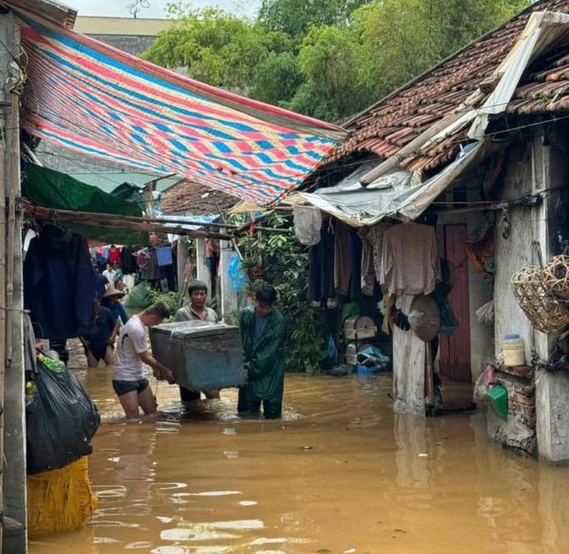 View - 	Mưa lớn kéo dài Bộ đội công an dầm mình giúp dân chạy lũ