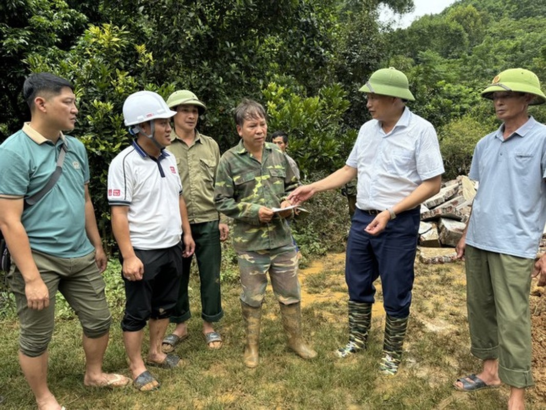 Mua lon keo dai, bo doi, cong an dam minh giup dan chay lu-Hinh-2