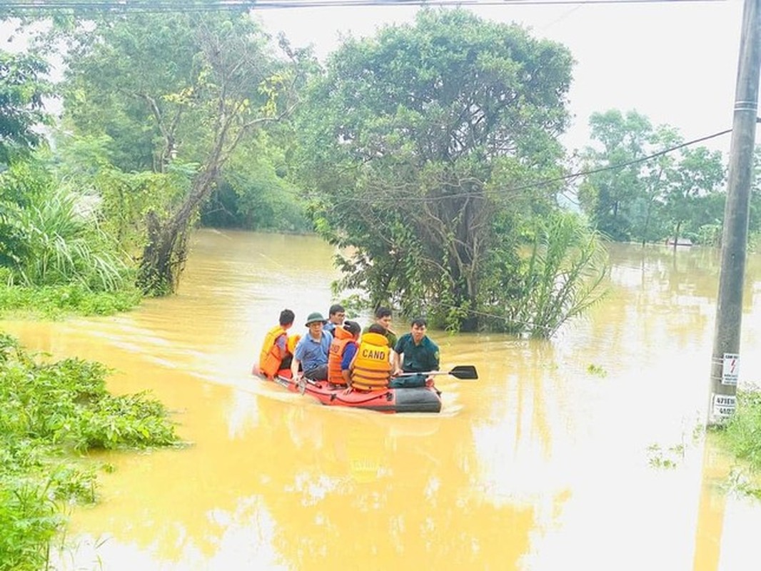 View - 	Mưa lớn kéo dài Bộ đội công an dầm mình giúp dân chạy lũ