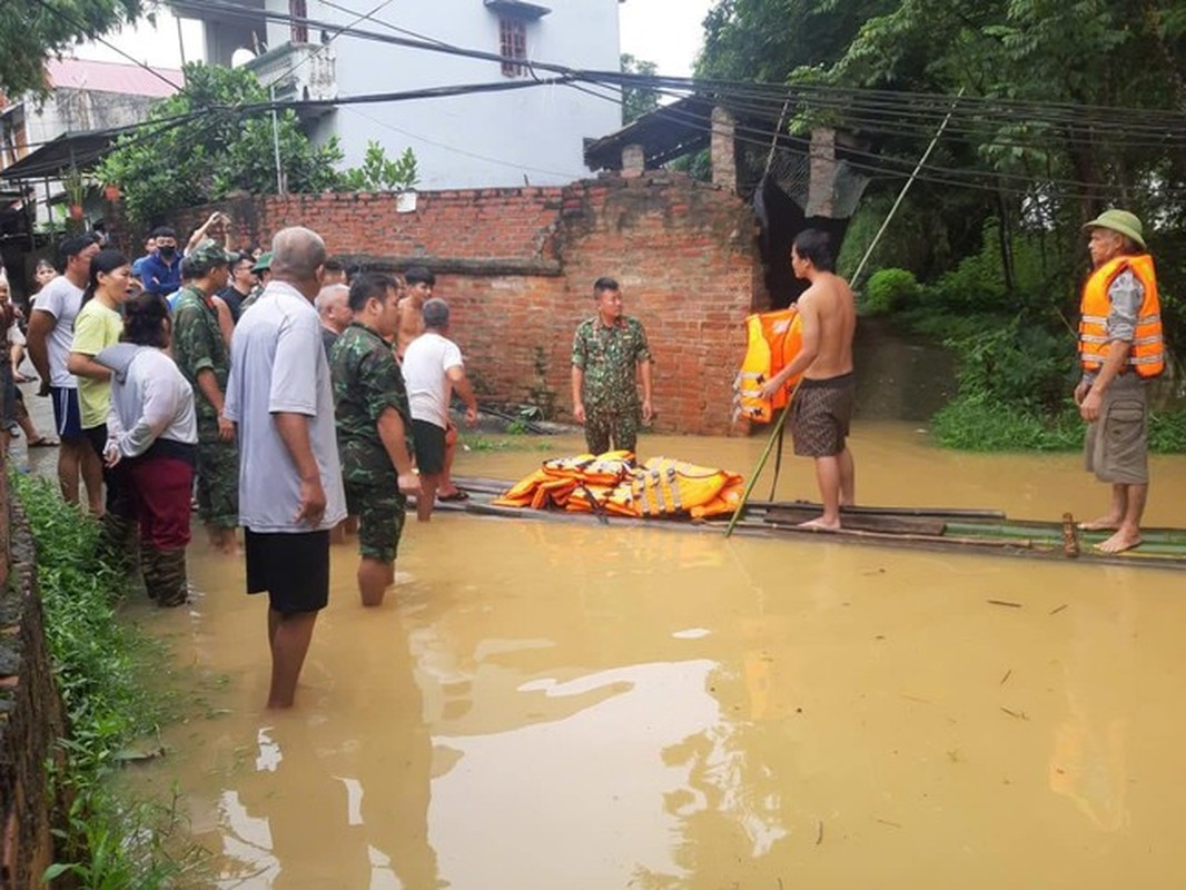 Mua lon keo dai, bo doi, cong an dam minh giup dan chay lu-Hinh-5