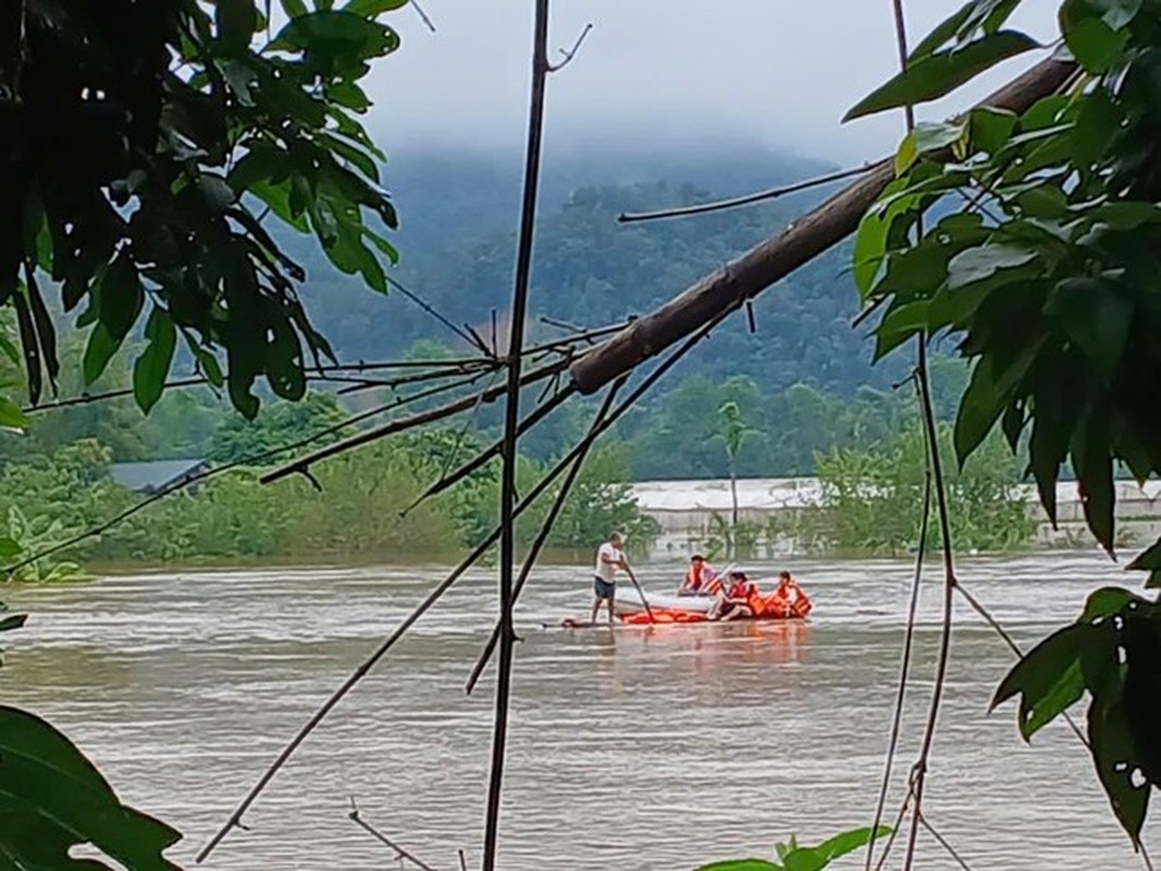 Mua lon keo dai, bo doi, cong an dam minh giup dan chay lu-Hinh-7