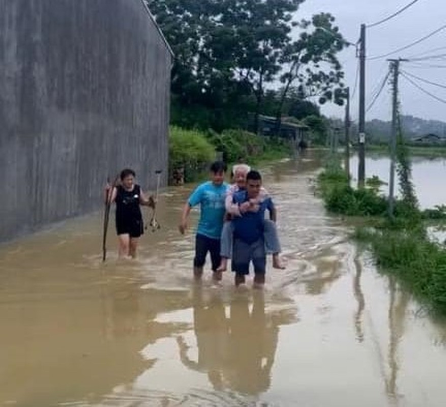 View - 	Mưa lớn kéo dài Bộ đội công an dầm mình giúp dân chạy lũ