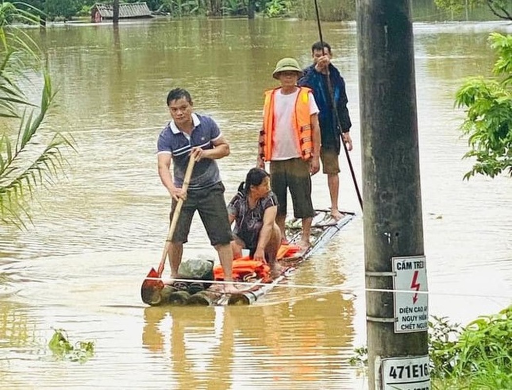 View - 	Mưa lớn kéo dài Bộ đội công an dầm mình giúp dân chạy lũ