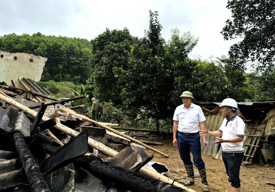 Mua lon keo dai, bo doi, cong an dam minh giup dan chay lu