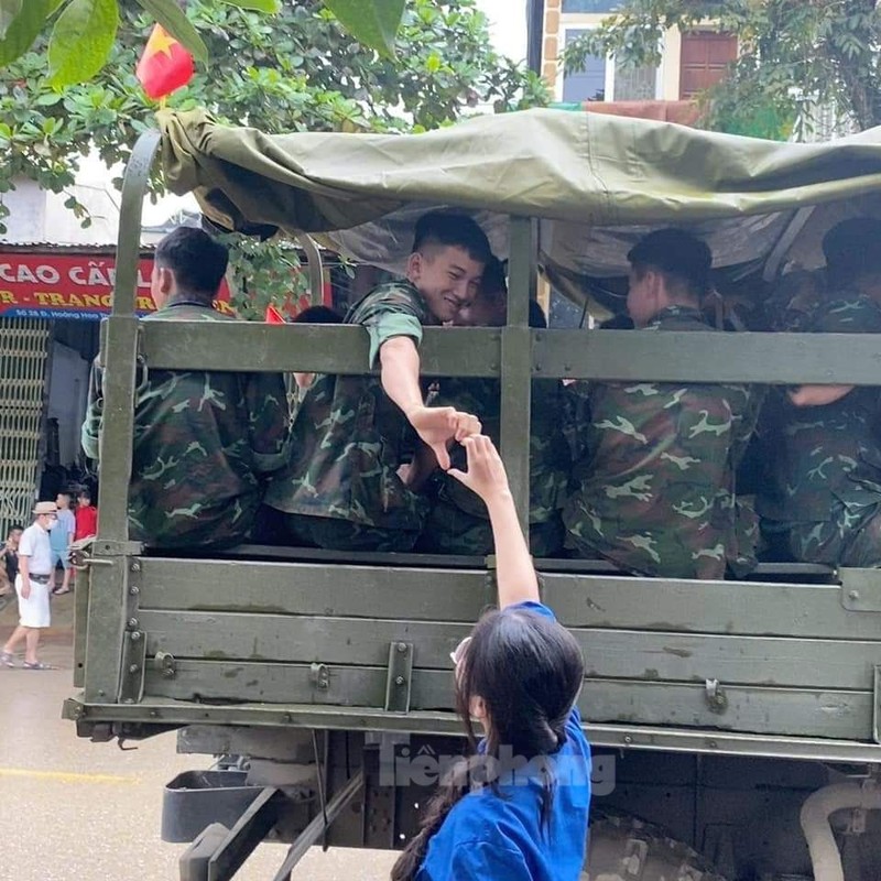 View - 	Hình ảnh chia tay thắm đượm tình quân dân sau bão lũ Yên Bái