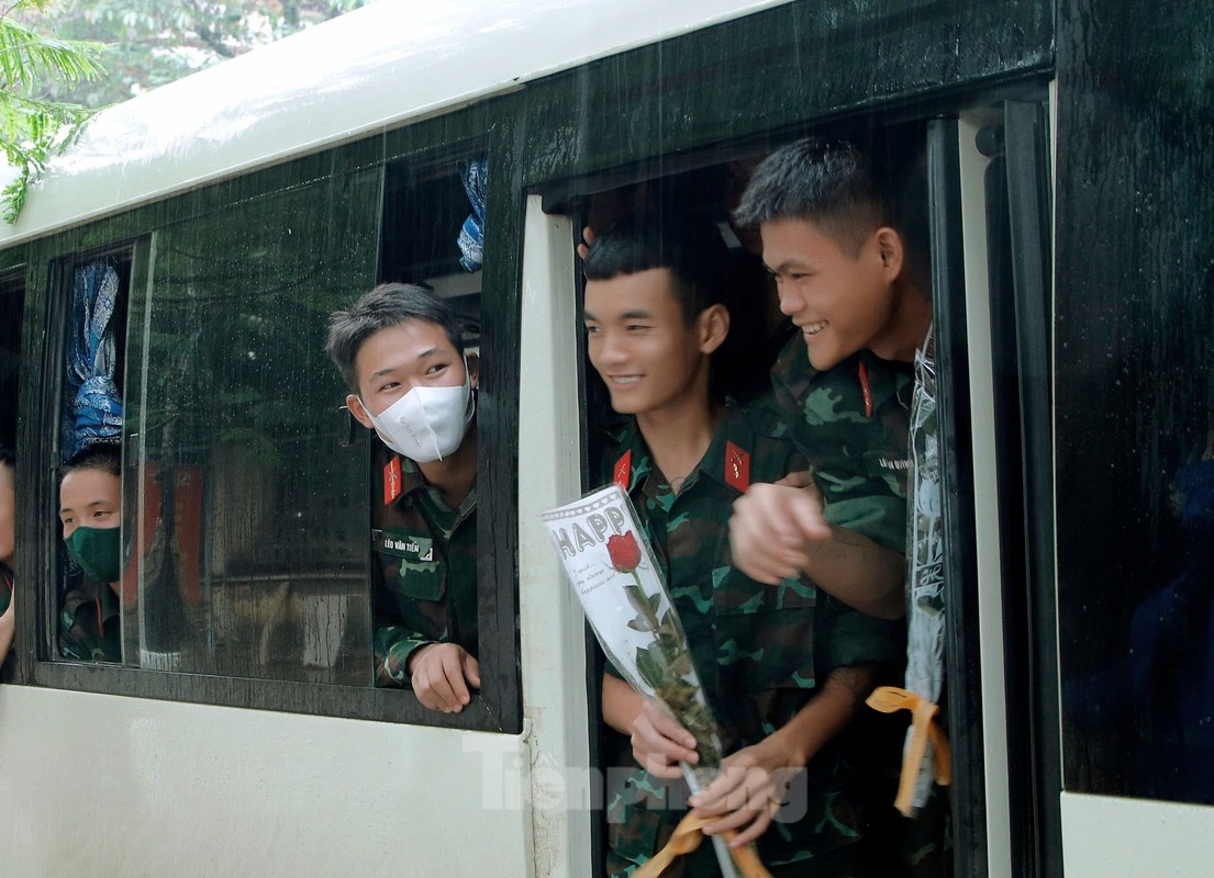 View - 	Hình ảnh chia tay thắm đượm tình quân dân sau bão lũ Yên Bái