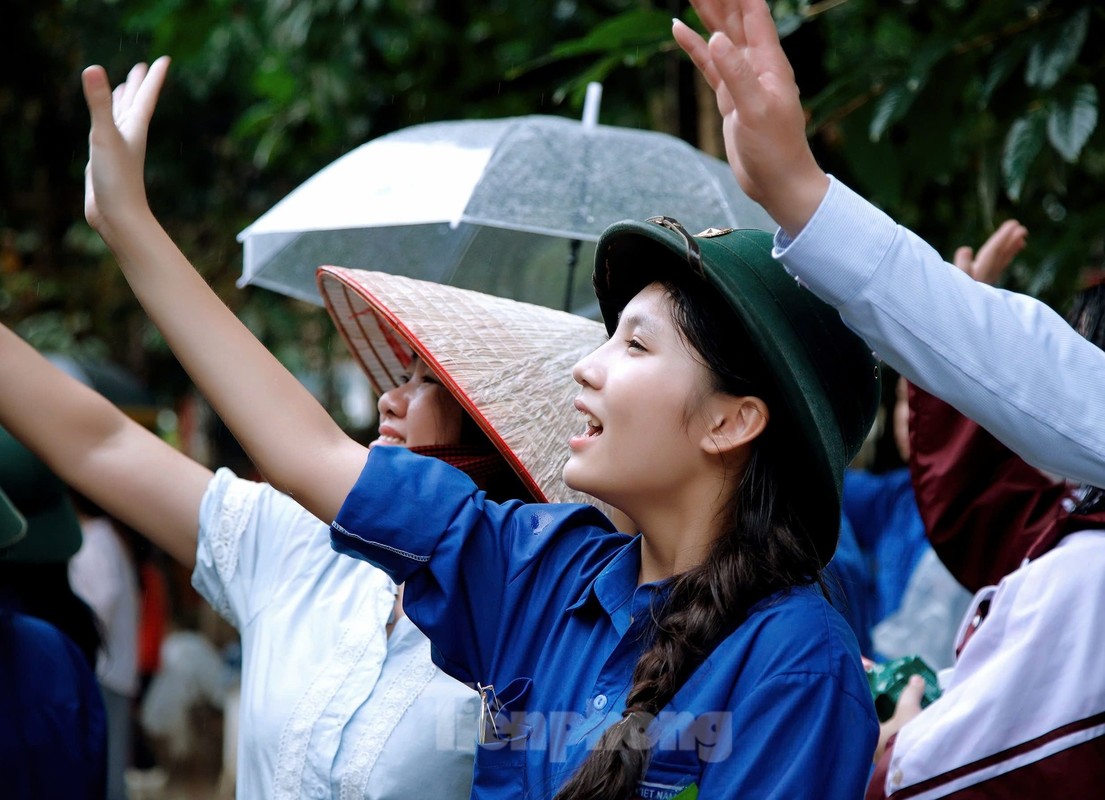 View - 	Hình ảnh chia tay thắm đượm tình quân dân sau bão lũ Yên Bái