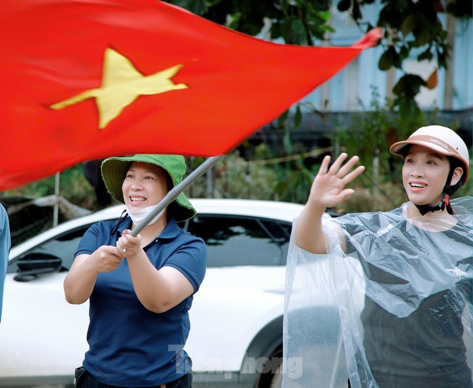 View - 	Hình ảnh chia tay thắm đượm tình quân dân sau bão lũ Yên Bái