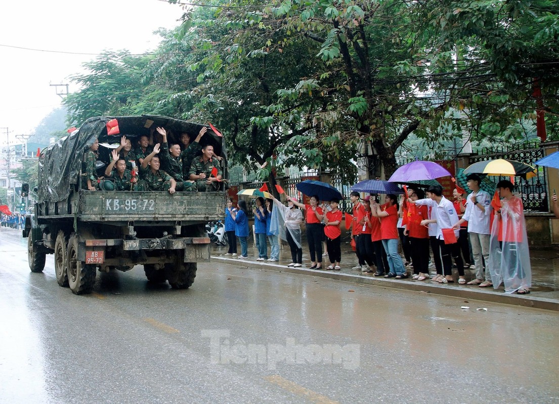 View - 	Hình ảnh chia tay thắm đượm tình quân dân sau bão lũ Yên Bái