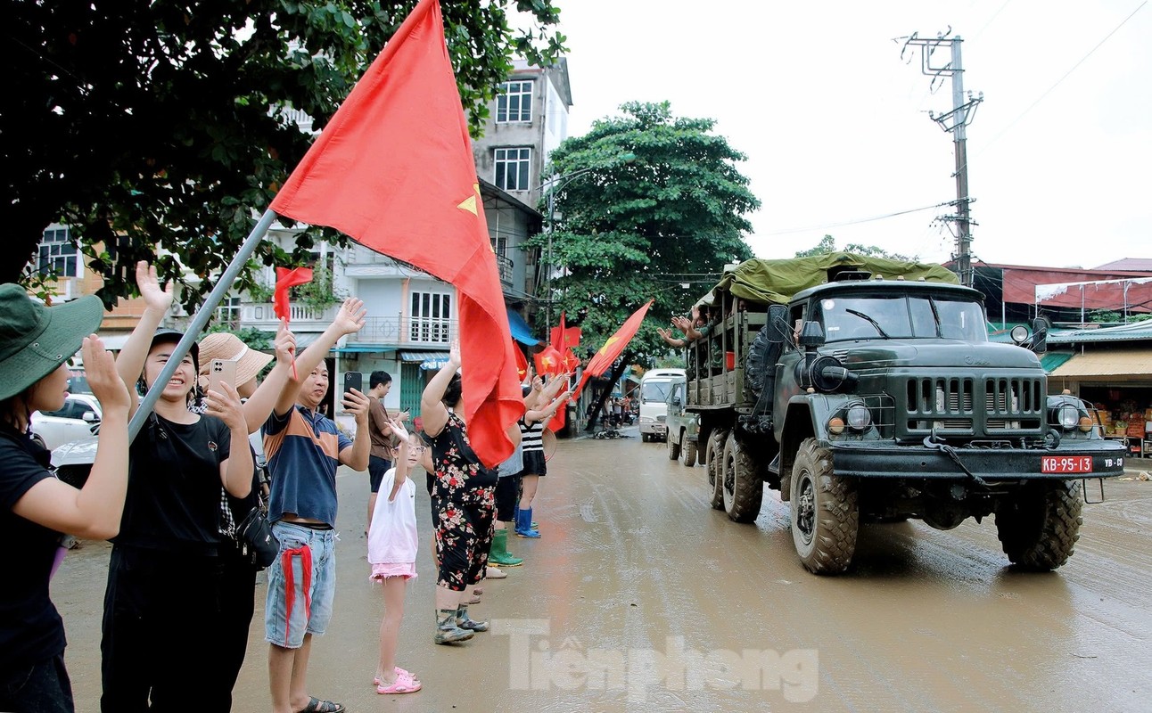 Hinh anh chia tay tham duom tinh quan dan sau bao lu Yen Bai-Hinh-7