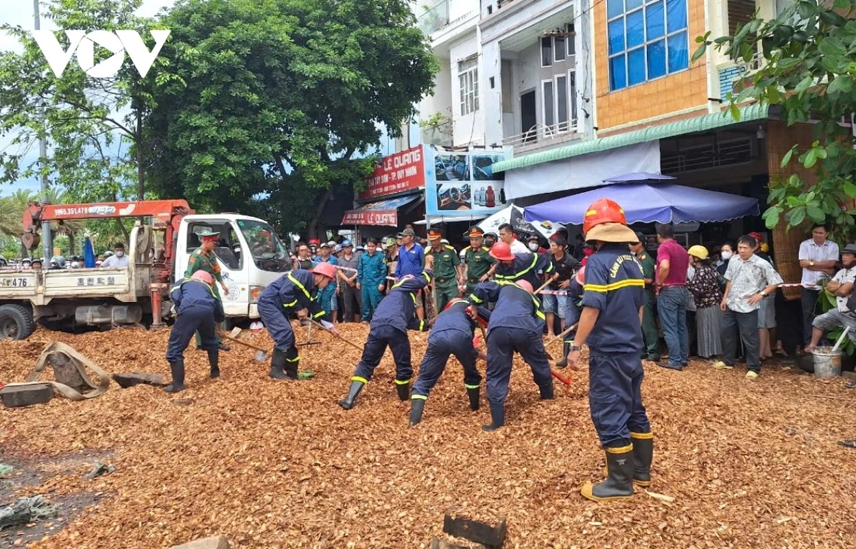 Hien truong xe cho dam go lat nghieng lam 3 nguoi di duong tu vong-Hinh-6