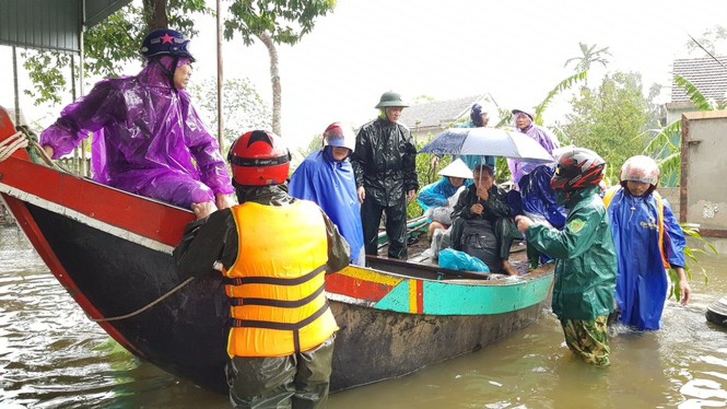 Cam dong hinh anh cong an, bo doi dam minh trong lu du cuu nguoi