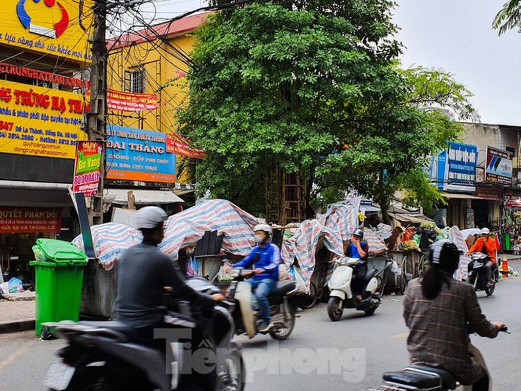 Rac lai ngap duong pho Ha Noi vi dan chan bai rac Nam Son-Hinh-6