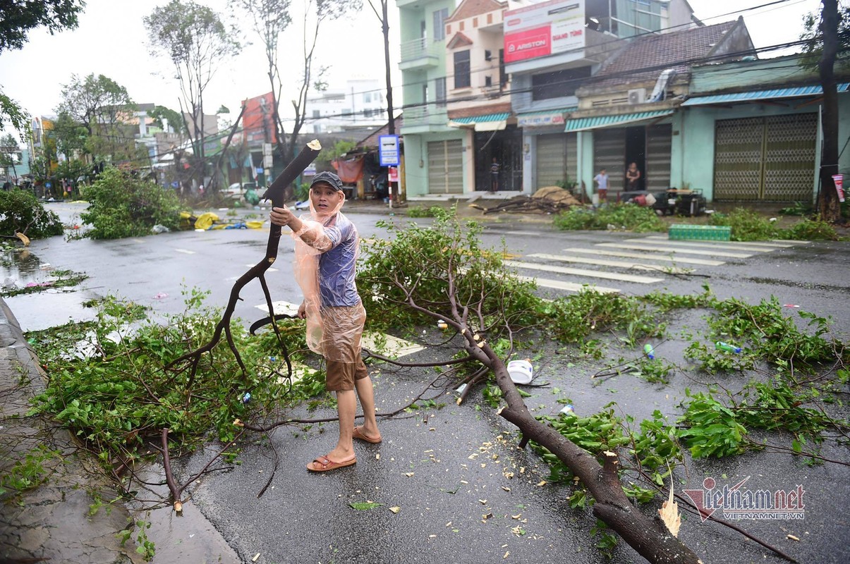 Nguoi dan Quang Ngai thu don nhung do nat sau khi bao so 9 di qua-Hinh-14