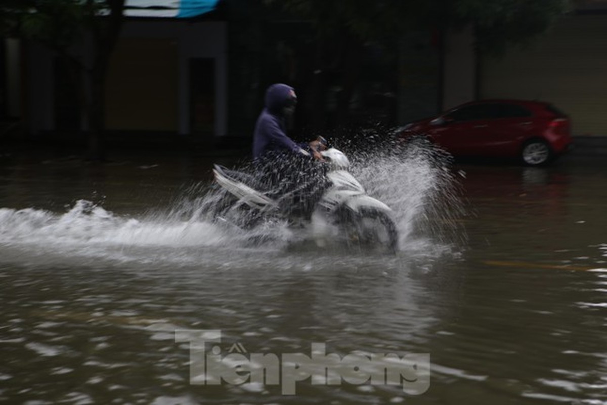 Sau 1 dem ngu day, duong pho Ha Tinh bong thanh 