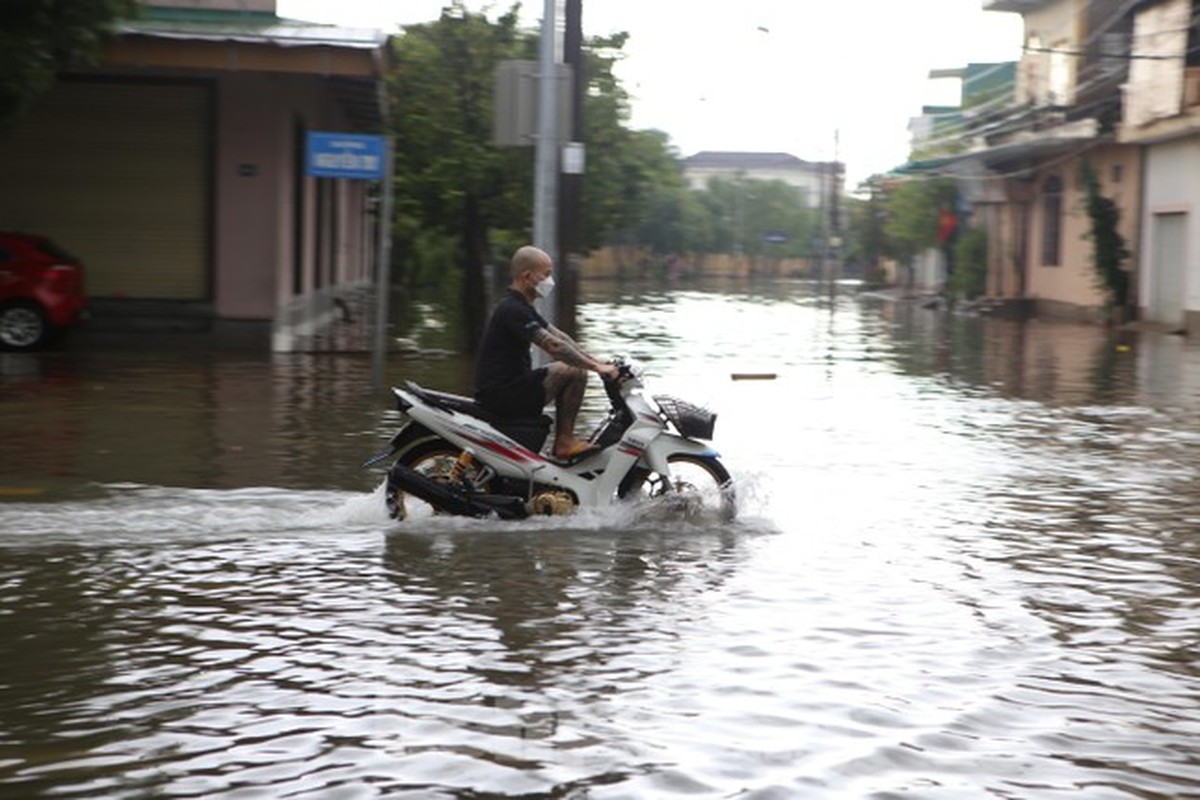 Sau 1 dem ngu day, duong pho Ha Tinh bong thanh 