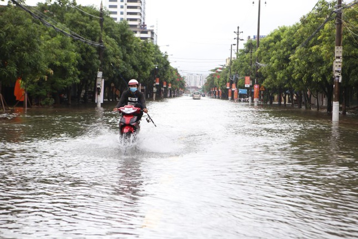 Sau 1 dem ngu day, duong pho Ha Tinh bong thanh 