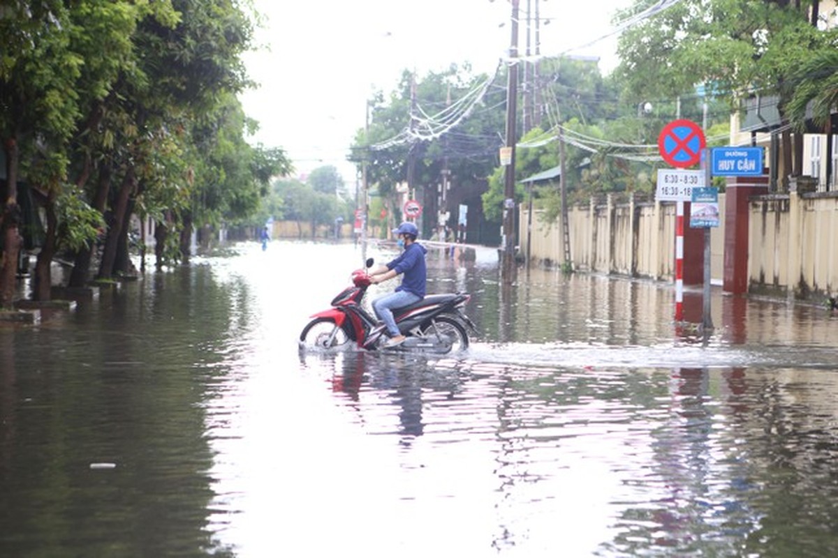 Sau 1 dem ngu day, duong pho Ha Tinh bong thanh 