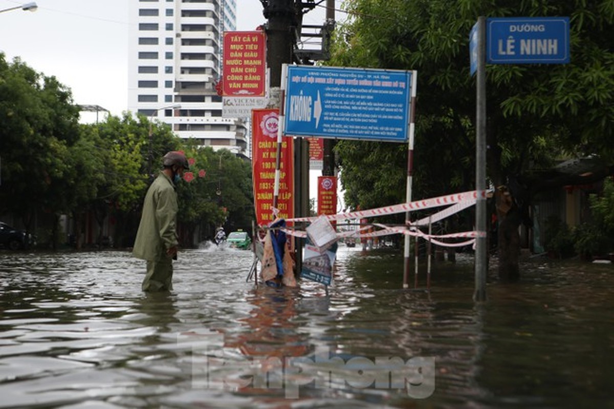 Sau 1 dem ngu day, duong pho Ha Tinh bong thanh 