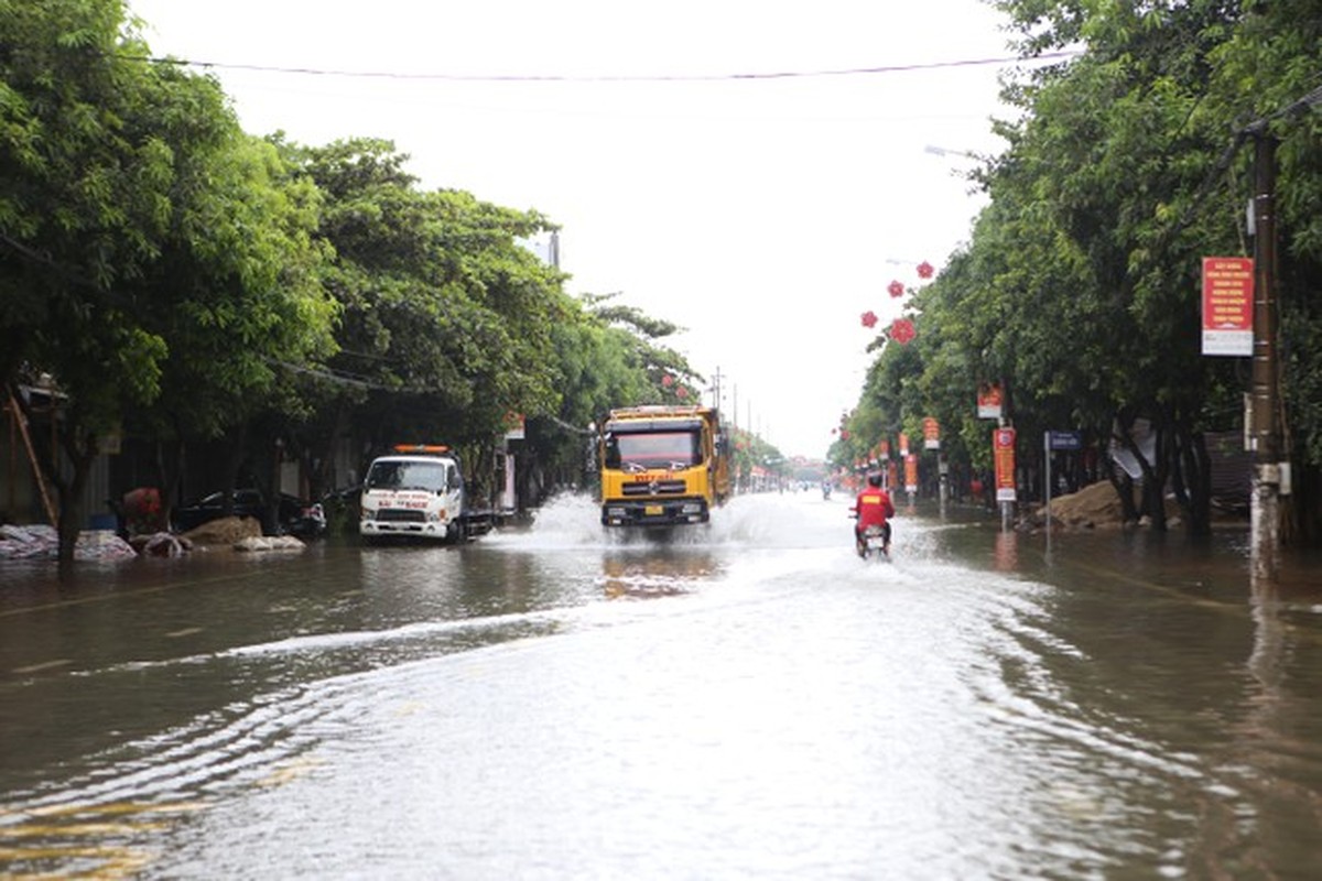 Sau 1 dem ngu day, duong pho Ha Tinh bong thanh 