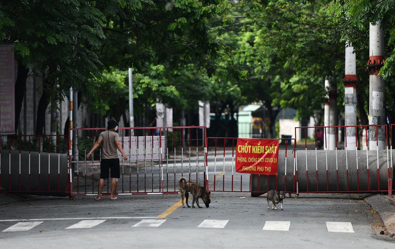 Ngay dau ap dung 'the thong hanh vaccine' TP Thu Dau Mot vang ve-Hinh-7