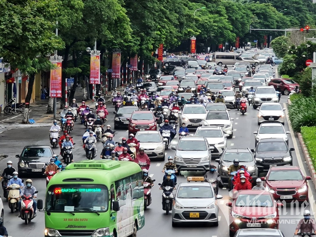 Duong pho Ha Noi dong duc, ngay dau 'binh thuong moi'-Hinh-2