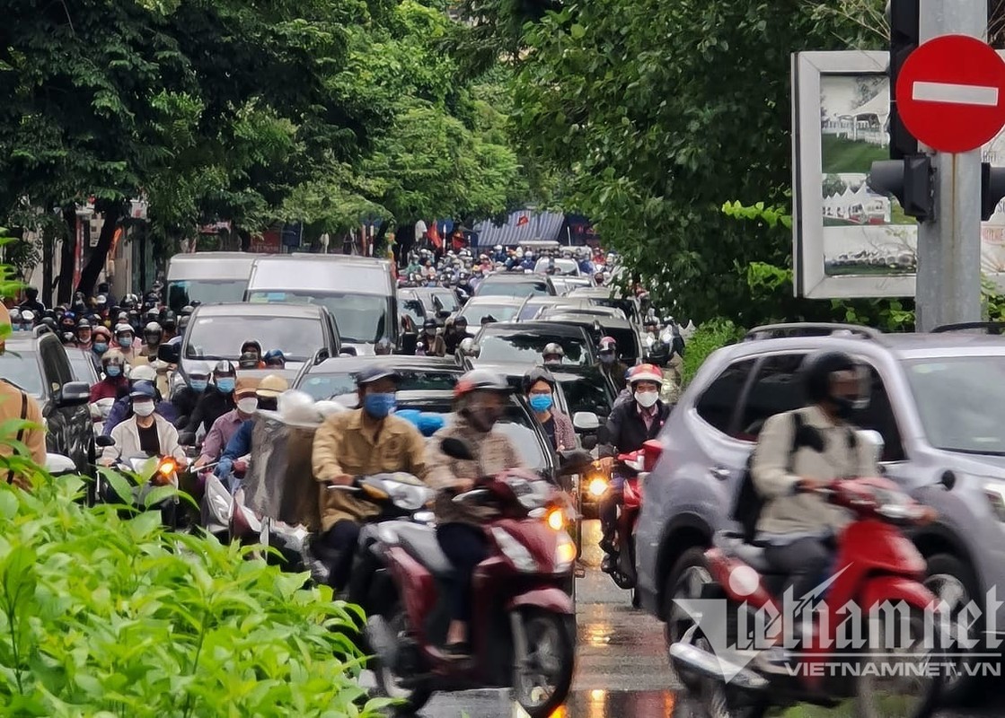 Duong pho Ha Noi dong duc, ngay dau 'binh thuong moi'-Hinh-4