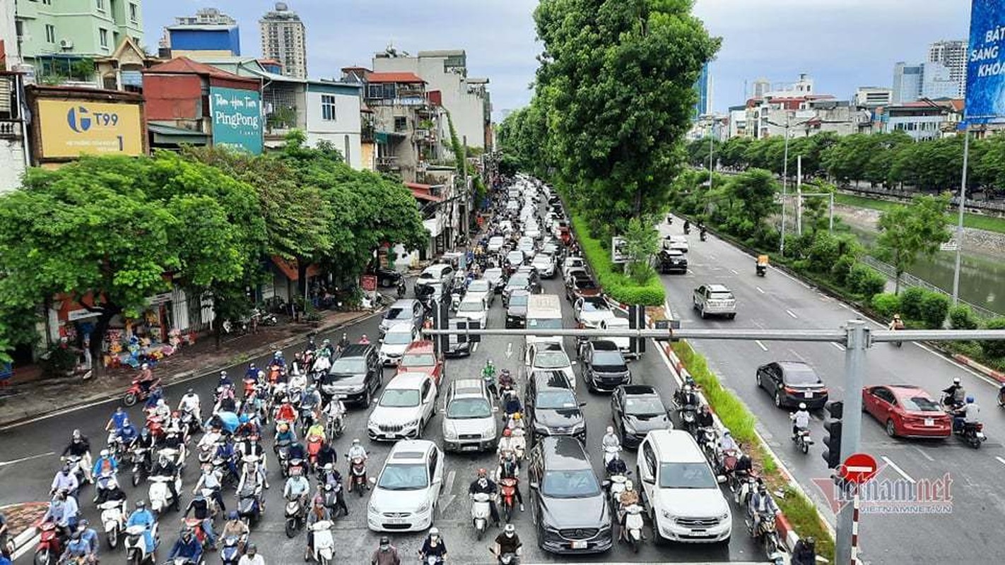 Duong pho Ha Noi dong duc, ngay dau 'binh thuong moi'-Hinh-6