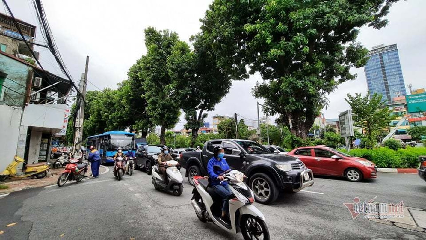 Duong pho Ha Noi dong duc, ngay dau 'binh thuong moi'-Hinh-8