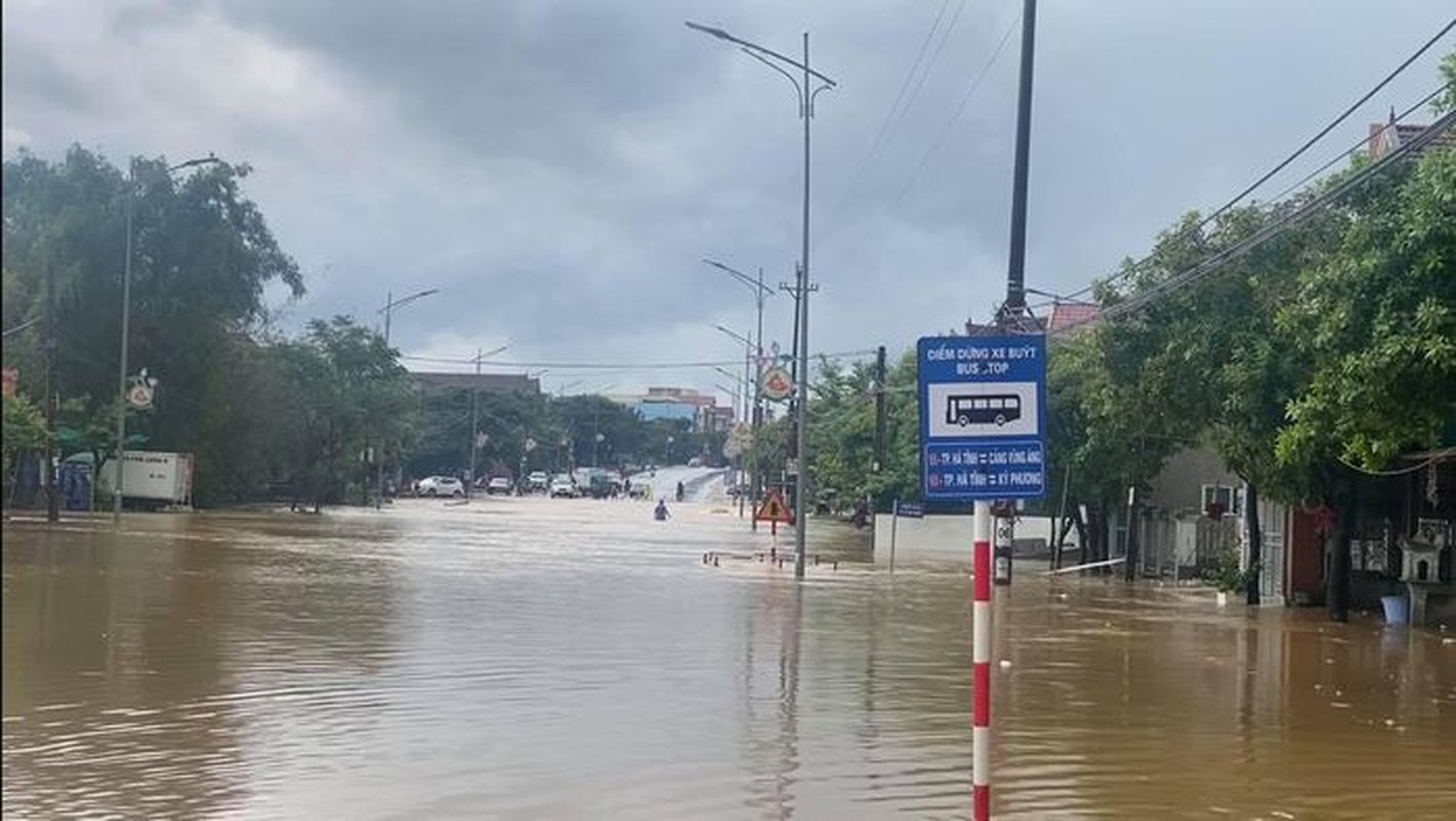 Mua lon keo dai khien quoc lo va nha dan o Ha Tinh ngap sau-Hinh-2