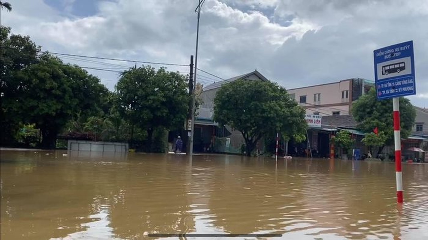 Mua lon keo dai khien quoc lo va nha dan o Ha Tinh ngap sau-Hinh-3