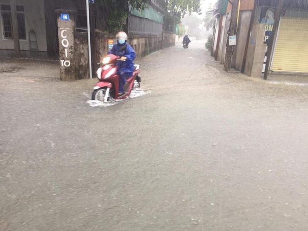 Mua lon keo dai khien quoc lo va nha dan o Ha Tinh ngap sau-Hinh-6