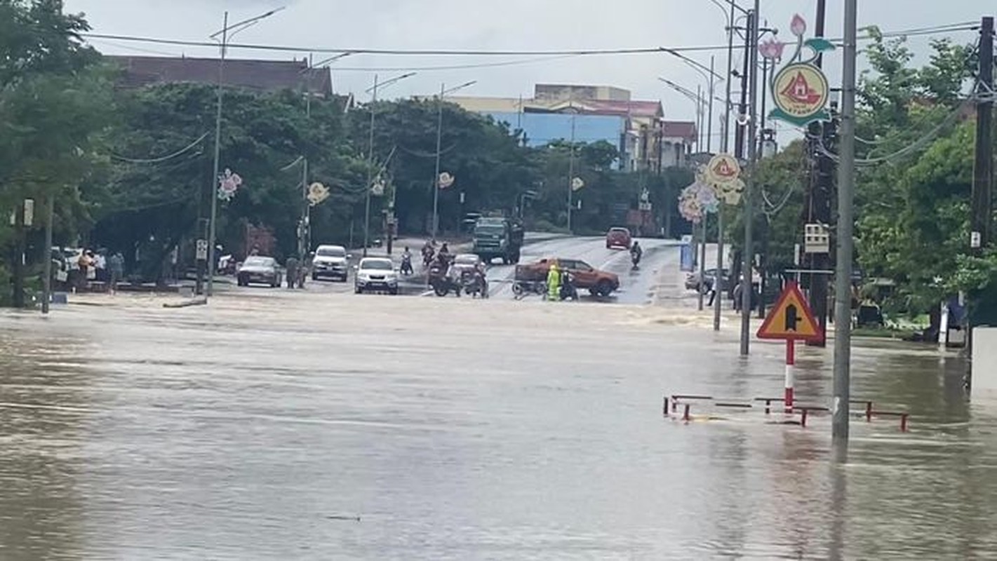 Mua lon keo dai khien quoc lo va nha dan o Ha Tinh ngap sau-Hinh-8