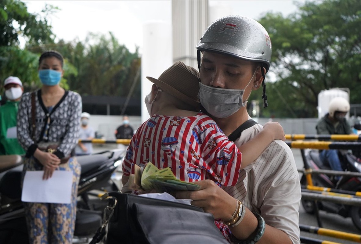 Nuoc mat hoa cung nuoc mua khi nhan “ky vat” cua nguoi than mat vi COVID-19-Hinh-7