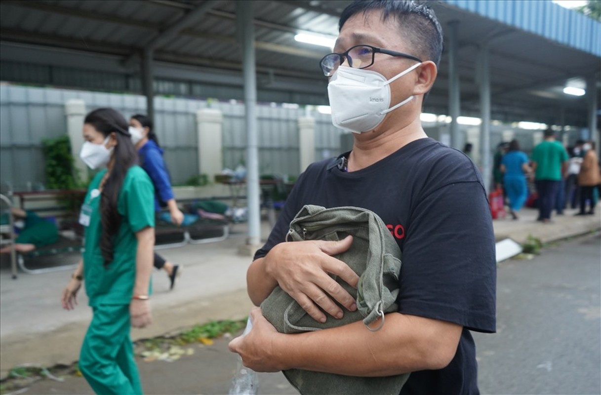 Nuoc mat hoa cung nuoc mua khi nhan “ky vat” cua nguoi than mat vi COVID-19-Hinh-8